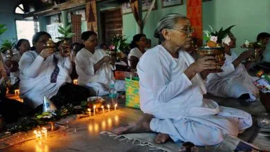 Theravada Buddhist Observes Satang Potwa