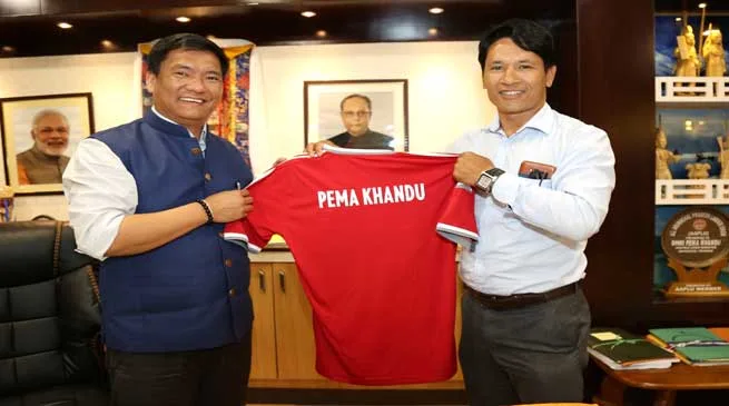 Khandu Appreciates Gumpe Rime for His contribution to Football