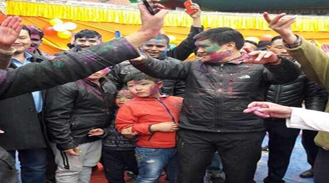 Arunachal CM celebrates Holi with traders community at Tawang