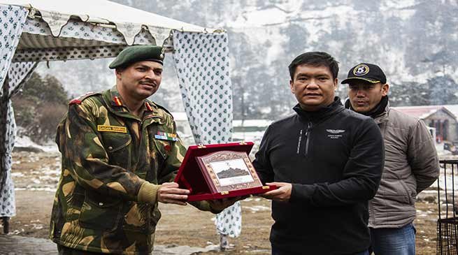 Arunachal : Khandu hands over letter of appreciation to Colonel Gagan Sharma