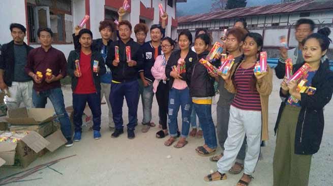 Arunachal : All Sagalee Student's Union distributes Candle to students suffering due to power cut