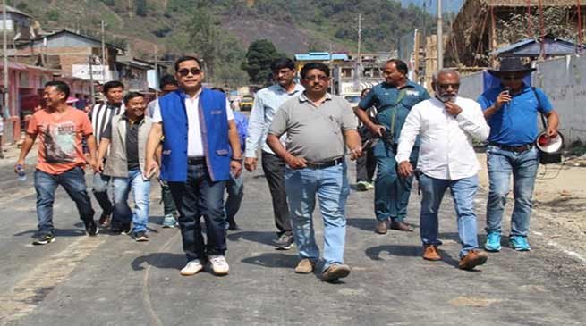 Arunachal : Tapuk Taku inspects black topping work of Mina Pahar - colony junction Road