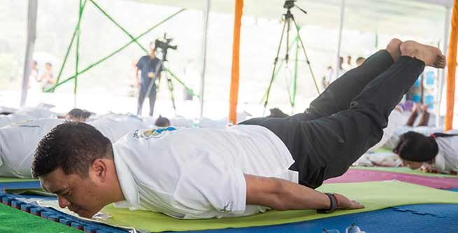 Arunachal : Khandu participates in 4th International Day of Yoga