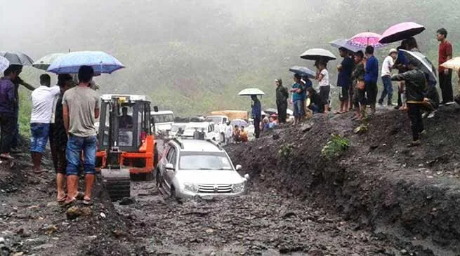 Arunachal: Massive land slide on Hoj-Potin road, traffic disrupted