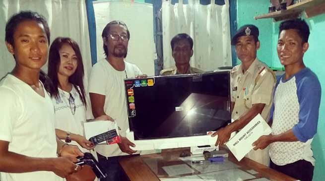 Arunachal:  Son of Popum Poma gifted an LCD TV set to Balijan PS