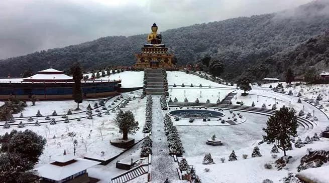 Sikkim: heavy snowfall in Nathula, army rescues 2500 tourists