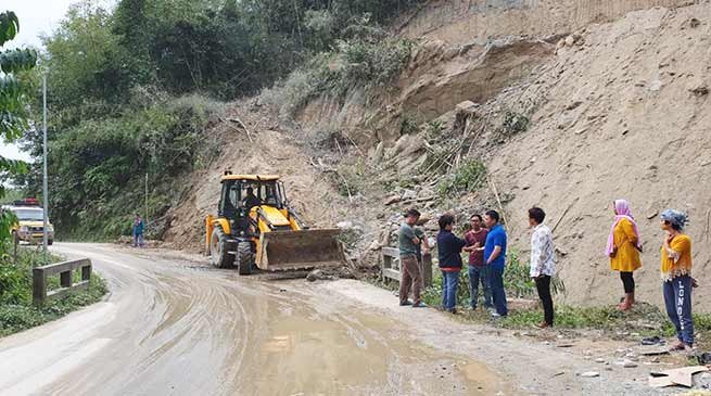 EAC Inspects Papu Nallah and Pagatara Roads, Stop illegal earth cutting