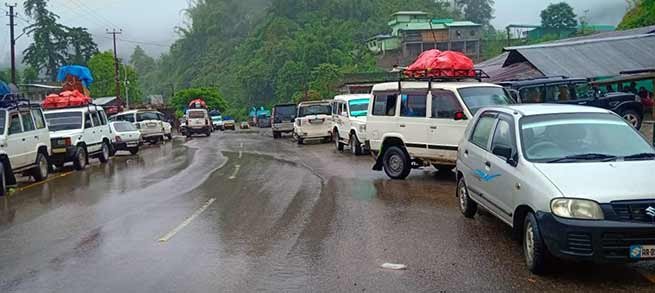 Arunachal: land slide on hoj-potin TAH road, hundreds vehicle stranded 