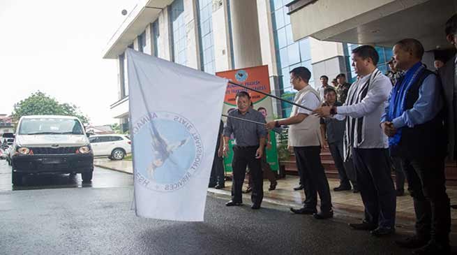 Arunachal: Khandu flagged off 30 Mahindra Xylo for APSTS