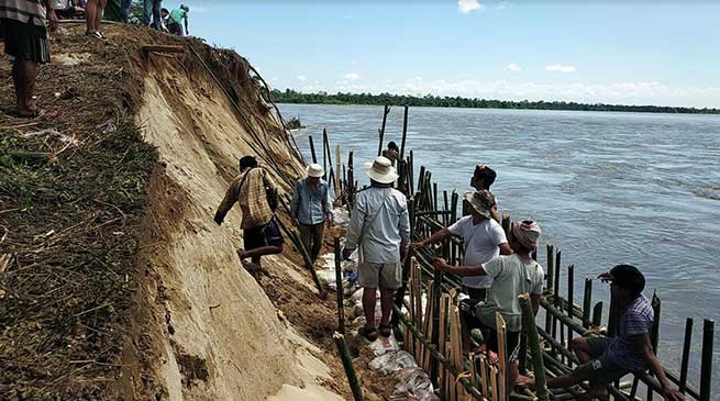 Arunachal: Villagers carrying out flood control measures to save Mebo Dhola Road