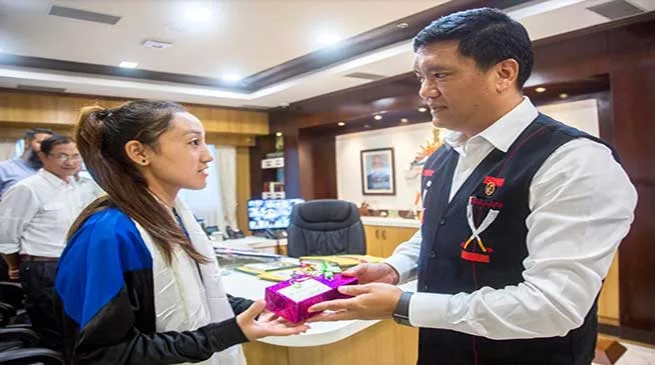 Arunachal: Pema Khandu felicitates young athlete Joti Mane