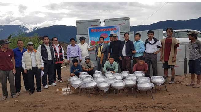 Classmate Group distributes relief  to fire victims of Milang