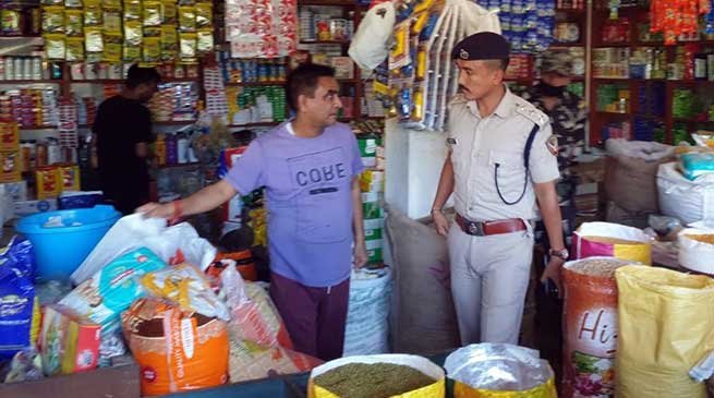 Itanagar: Admin raids in Gandhi Market, seized 150 kg single use plastic bags