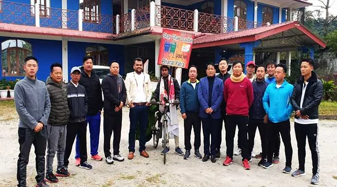 Levis Das from Haridwar touring India on bicycle with a message to use dustbin