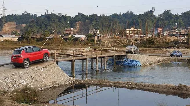 Itanagar: Admin regulates temporary bridge over Pachin river at Lekhi
