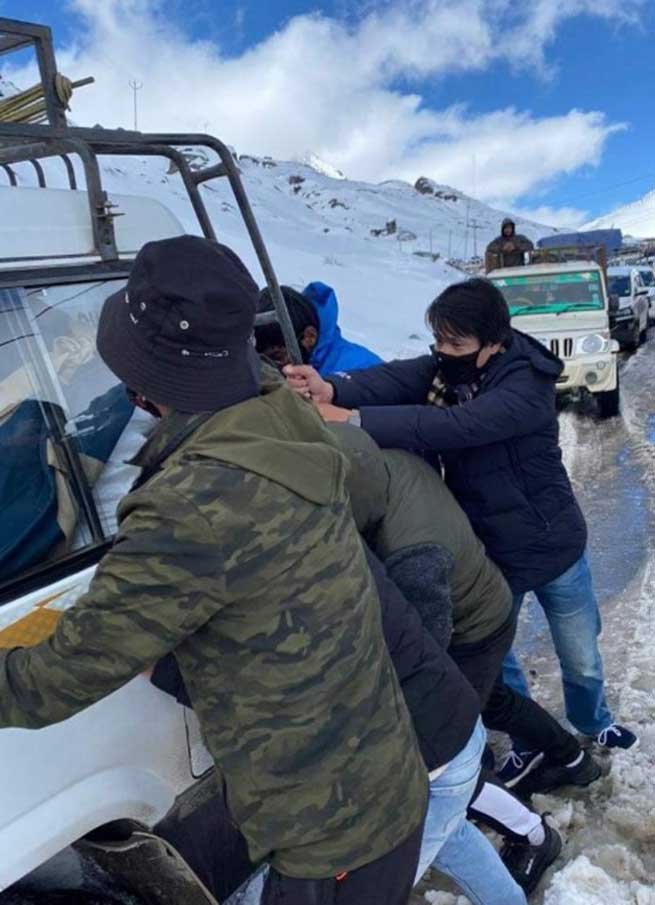 Arunachal: Indian Army rescues 390 stranded civilians, 175 vehicles in Sela Pass
