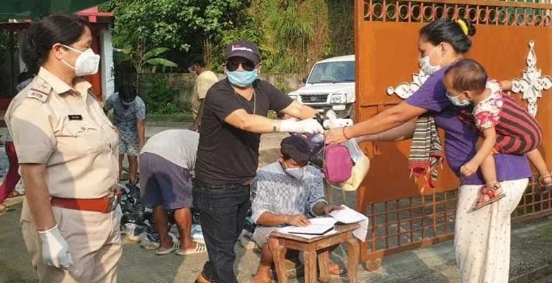 Arunachal: Social worker KP Dolo distributed ration items in containment zone of F & G Sector