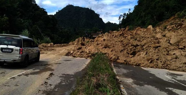 Itanagar: Massive Landslide in NH-415 near Hollongi