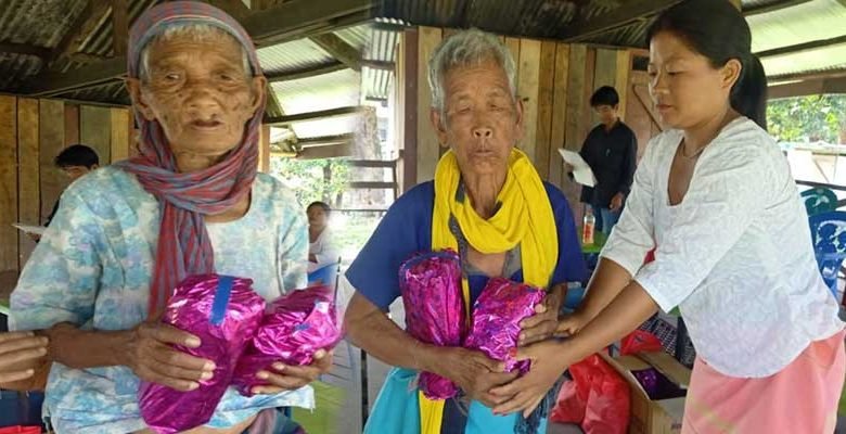 Arunachal: Donyi Yaro SHG distributes necessary assistance to Sigar and Raling village under NRLM 