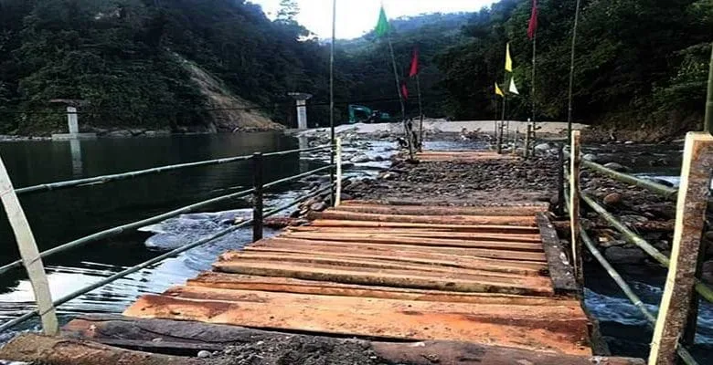 Arunachal: Students with locals constructed log bridge over river Papum