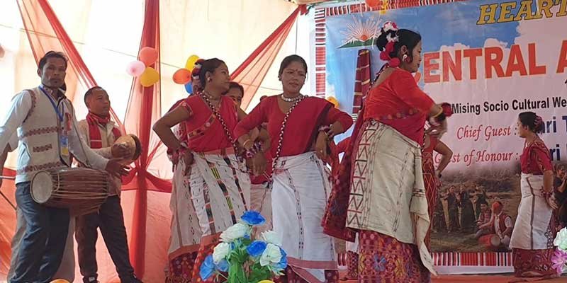 Mishing women dressed up in traditional mishing dress (ege-gasor) Post  Ali-ai-Ligang #mishingdress #mishingtribe | Womens dresses, Women, Dance of  india