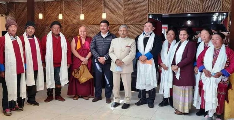 Arunachal- Governor felicitates local paper makers