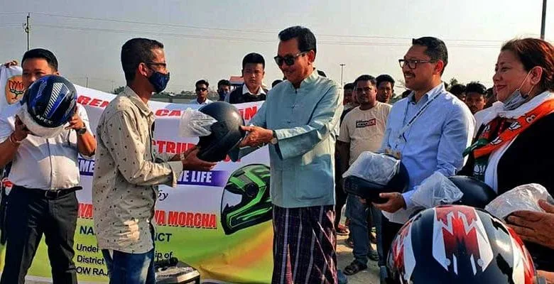 Arunachal: Chowna Mein distributes Helmet to two-wheeler riders