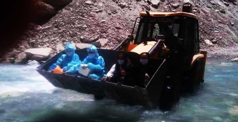 Ladakh: Covdi-19 Warriors Crossing a river in JCB Machine