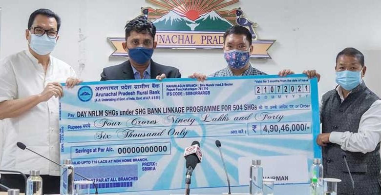 Arunachal: Pema Khandu disburses Loan worth of Rs 8.27 Crores to SGP under DAY NRLM