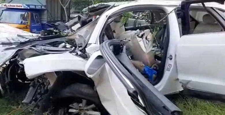 Audi Crashes into an Electric Poll, 7 including 3 women dead