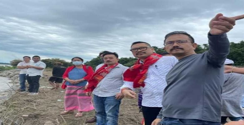 Arunachal: BJP leaders visit flood erosion side at Komlighat, Jarku