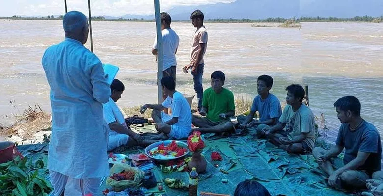 Arunachal:  Borguli village conducts ritual to appease nature God to stop soil erosion by flooding Siang river