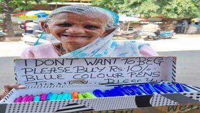 Ratan, an elderly woman selling pens on Pune street to make a living is winning hearts of netizens