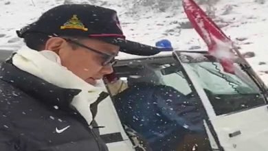 Arunachal: Kiren Rijiju's Car stuck in heavy snowfal in Tawang