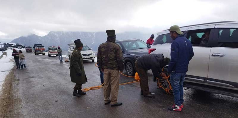 Arunachal: Monks celebrates birthday with a Snow Cake