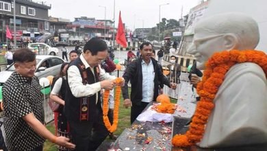 Itanagar: Kamlung Mossang unveiled the statue of Mahatma Gandhi at  Bank Tinali