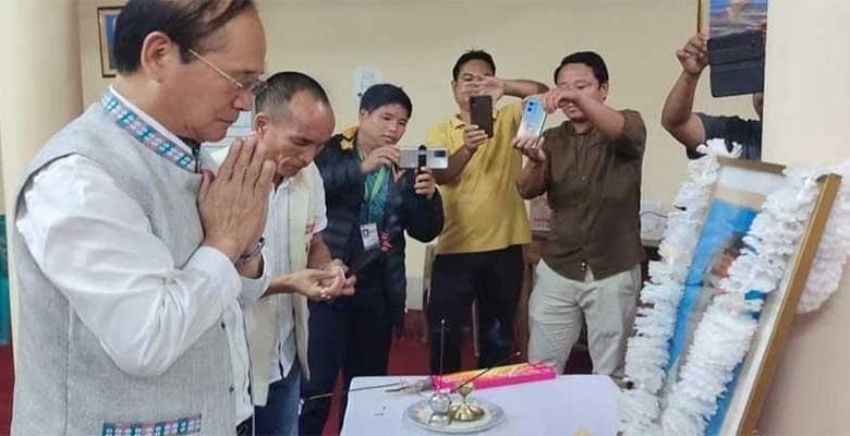 Itanagar: Congress pay tributes to former PM Rajiv Gandhi on death anniversary