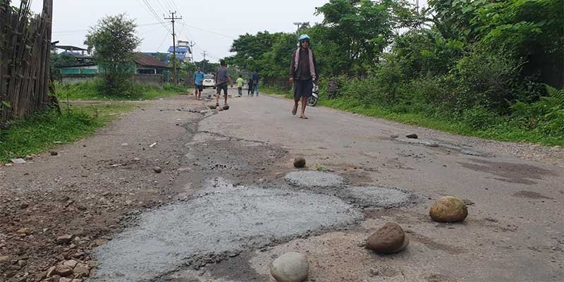 Arunachal: UFO 80 of GSS Balek repairs road on voluntary basis