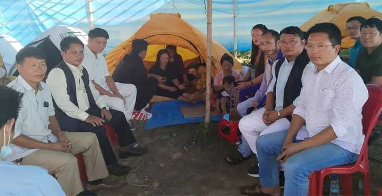 Itanagar: APYC team visit Tapi and Niku families sitting on dharna