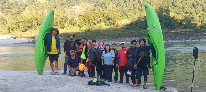 A three-member  kayaking expedition team at Yembung River (Kebang Village) was flagged off by Kebang block ZPM Topi Jerang on Sunday.