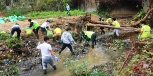 Itanagar: Youths clean Yagamso river to commemorate World Forest Day