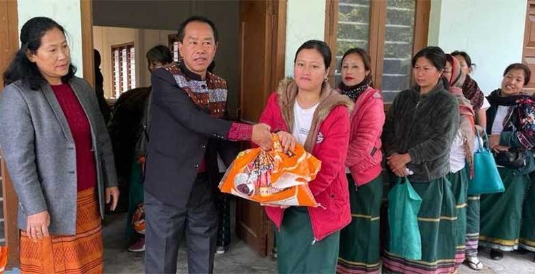 Arunachal: DC distributes Vocal for local SNP items in Ziro