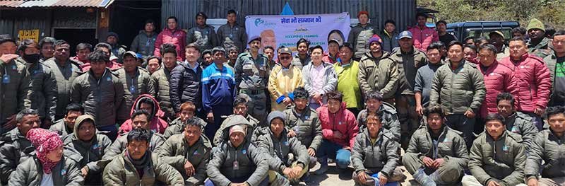 Arunachal: DC Tawang visits Lumpo village, distributed jackets to the BRO labourers in Zemithang 