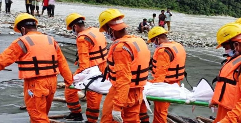 Arunachal: 12NDRF retrieve body from a landslide site in Anjaw