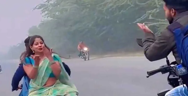 Viral Video: Woman creates reels while giving flying kiss on moving bike, video went viral