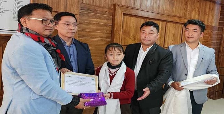 TAWANG- Deputy Commissioner Tawang,  Kanki Darang, today felicitated the district toppers in Classes VIII, X and XII examinations and the best performing schools.