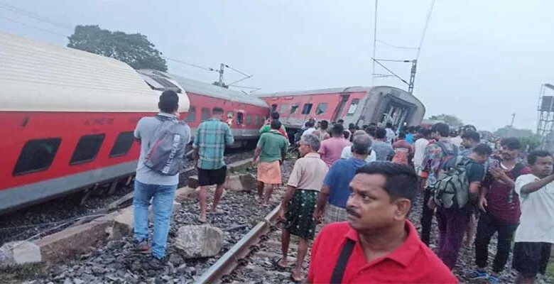 Howrah-Mumbai Express derailed in Jharkhand, Two killed, 20 injured