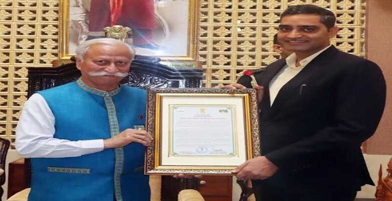 Arunachal Governor Presents ‘Land of Rising Sun Plaque for Excellence’ to Pawan Kumar Sain﻿